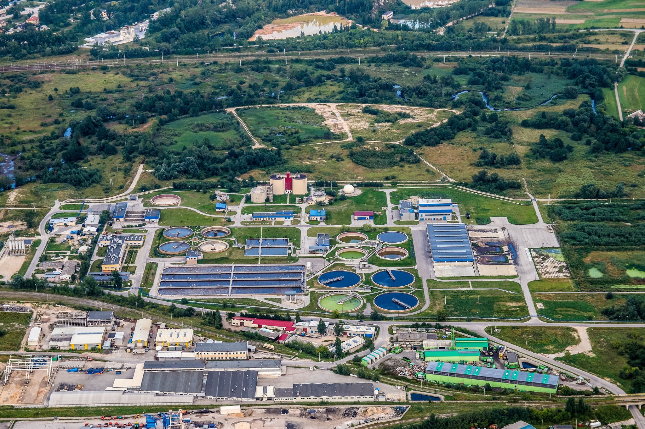 Pogled iz zraka na bazene in objekte čistilne naprave