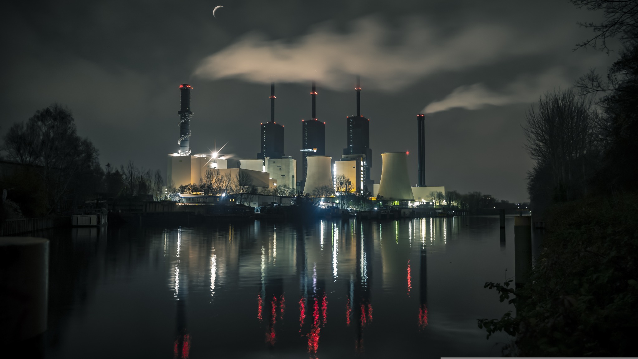 Industrijski obrat ob vodi ponoči