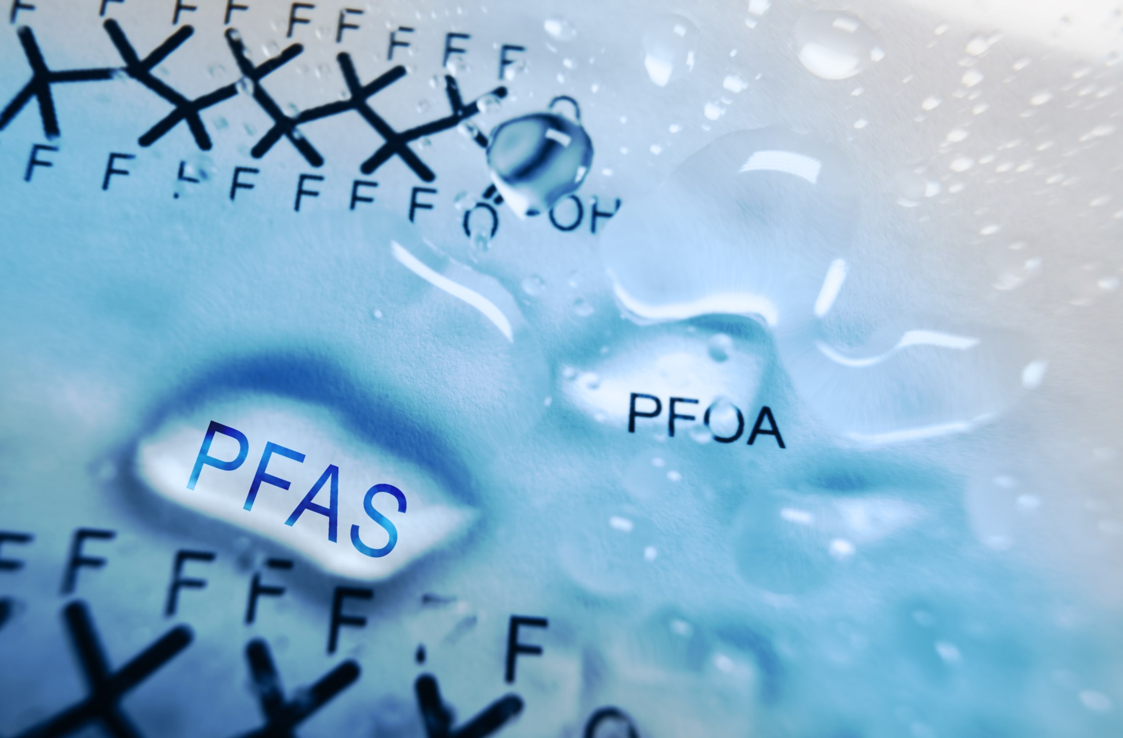 Simbolni prikaz PFAS in PFOA v vodi